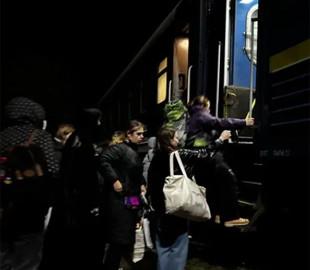 Знайшли підозрілий телефон: на Прикарпатті перевіряли потяг на мінування