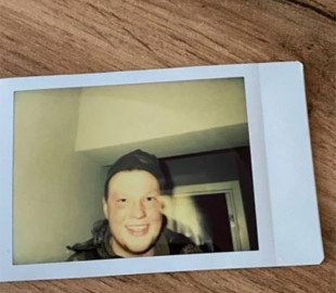 Российский оккупант ограбил квартиру жительницы Ирпеня и сфотографировался на Polaroid, но фото забыл