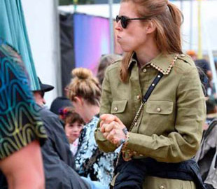 Принцесса Беатрис не смогла заплатить картой за еду на фестивале в Гластонбери