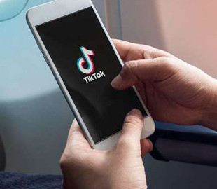 Авиакомпания США предложила пассажирам бесплатно смотреть TikTok во время полета