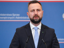 Міністра оборони Польщі розкритикували за зізнання, що він тримає напоготові "тривожний рюкзак"