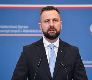 Міністра оборони Польщі розкритикували за зізнання, що він тримає напоготові "тривожний рюкзак"