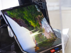 TCL показала прототип гибкого планшета, у которого экран складывается в двух местах