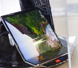 TCL показала прототип гибкого планшета, у которого экран складывается в двух местах