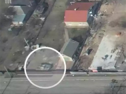 «Медуза» опублікувала відеодоказ, що російські військові були в Бучі одночасно з тілами цивільних на вулицях