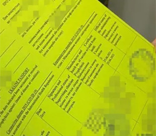 Зарабатывали сотни тысяч гривен. В Украине накрыли крупный конвейер по продаже COVID-сертификатов