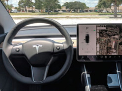 Tesla почала брати гроші з водіїв за використання навігатора