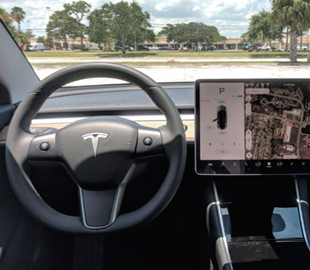 Tesla почала брати гроші з водіїв за використання навігатора