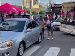 У центрі Києва «герой парковки» заблокував рух тролейбусів: як вирішили проблему