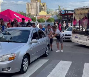 У центрі Києва «герой парковки» заблокував рух тролейбусів: як вирішили проблему