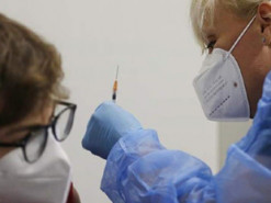 Зеленский передал е-петицию об уголовной ответственности за принудительную вакцинацию в Раду и Кабмин