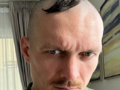 Усик кардинально змінив імідж і відростив «оселедець»: фото