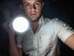 Эксперт рассказал, как найти скрытую камеру с помощью смартфона и фонаря