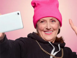 Новость о выдаче вакцинированным пенсионерам смартфонов вызвала шквал шуток в сети