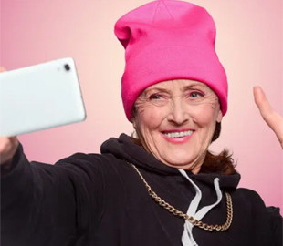 Новость о выдаче вакцинированным пенсионерам смартфонов вызвала шквал шуток в сети