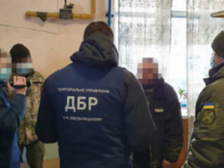 Інспектору Літинської колонії, який «забезпечував» засуджених мобільними телефонами, повідомили про підозру