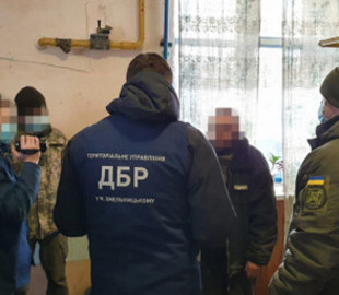 Інспектору Літинської колонії, який «забезпечував» засуджених мобільними телефонами, повідомили про підозру