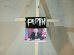 У Відні путіну до дня народження поставили надгробний хрест біля посольства рф