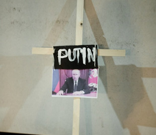 У Відні путіну до дня народження поставили надгробний хрест біля посольства рф