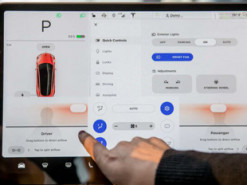 В автомобилях Tesla можно будет смотреть сериалы