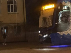 Молодой догнал старого: сети позабавили фото необычного ДТП с трамваями в Киеве