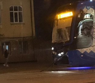 Молодой догнал старого: сети позабавили фото необычного ДТП с трамваями в Киеве