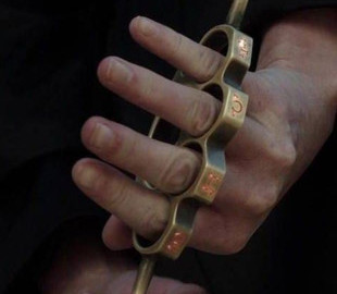 Суд увʼязнив львівʼянина за придбаний в TikTok кастет