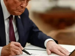 Трамп хоче перевіряти соціальні мережі заявників на зелену карту, які вже перебувають у США