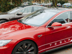 Маск призвал сотрудников Tesla работать "супер-хардкорно" из-за количества заказов