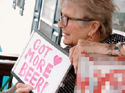 93-летняя старушка в самоизоляции захотела пива и получила 150 банок в подарок