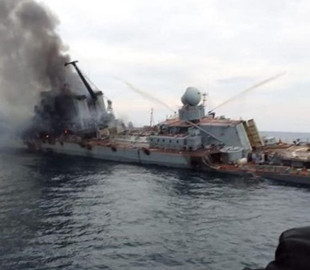 Появились первые фото подбитого крейсера «Москва»