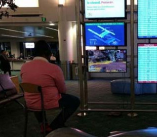 У США хлопець використав монітор в аеропорту для гри на приставці