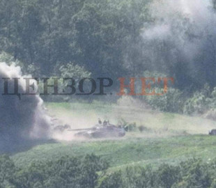 Журналист Бутусов показал обстрел из танков и "Терминатора" трассы Бахмут-Лисичанск (фото)
