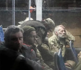 Дружина захисника "Азовсталі" про стан полонених: Виснажені, важать по 50 кілограмів