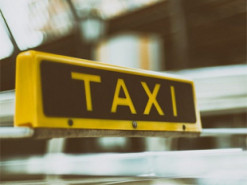 Кияни зробили героєм соцмереж таксиста, який об’їжджав затори по трамвайних коліях