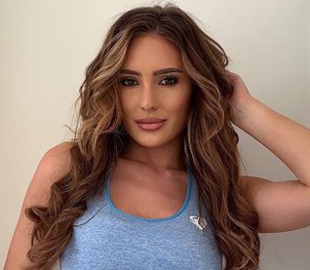 Британская модель раскрыла секрет узкой талии на снимках в соцсетях