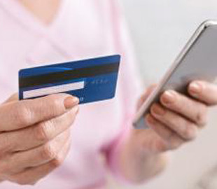 После звонков мошенников у украинцев пропадают деньги с банковских карт: как не стать жертвой