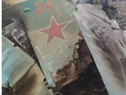 Хвост самолета – на детскую площадку: в сеть попало видео, как украинцы разбирают "на запчасти" вражескую технику