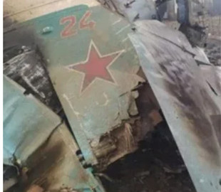 Хвост самолета – на детскую площадку: в сеть попало видео, как украинцы разбирают "на запчасти" вражескую технику