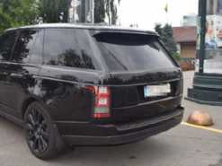 У Києві іноземець стріляв в авто киянина, коли той перелаштувався в іншу смугу, щоб швидше проїхати блокпост