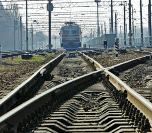 На Черкащині потяг збив школярку, яка переходила колії в навушниках – вона у комі