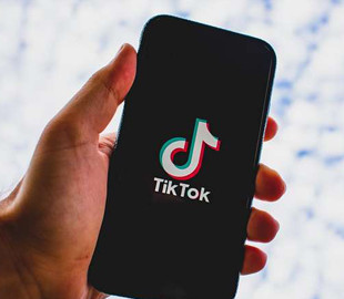 Видео с TikTok будут показывать в ресторанах, спортзалах и торговых центрах