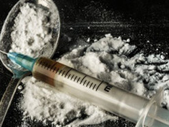 В Киеве у группировки наркоторговцев изъяли запрещенные товары, оружие, валюту и автомобили на сумму 35 миллионов гривен