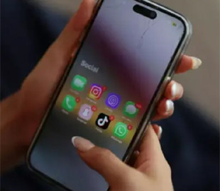 Франція готується заборонити соцмережі підліткам до 15 років та смартфони у школах