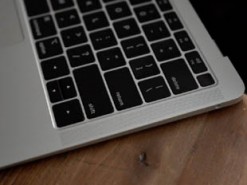 Apple извиняется за плохую клавиатуру в MacBook