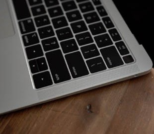 Apple извиняется за плохую клавиатуру в MacBook