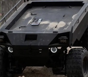 В Україні створили наземний дрон VARKHAN: він доставлятиме спорядження на передову