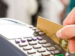 Мошенники придумали новую схему воровства денег с карт, используя "вслепую" покупателей на кассах