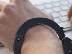 Чехия выдала США обвиняемого в кибератаках россиянина