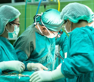 Чотири кінцівки з інструментами та ендоскопом: в Японії хірургам допомагає робот
